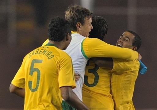 Ney Franco volta a elogiar volante gremista Fernando