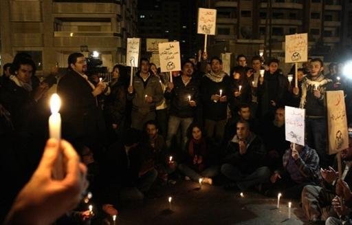 S&iacute;rios protestam na frente de embaixada do Egito, em Damasco 