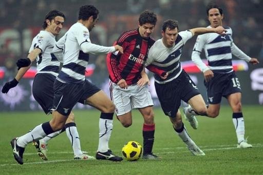Milan fica no empate com a Lazio e d&aacute; chance para o N&aacute;poli encostar