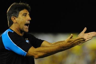 Gr&ecirc;mio vai jogar agredindo e buscando o gol, avisa Renato