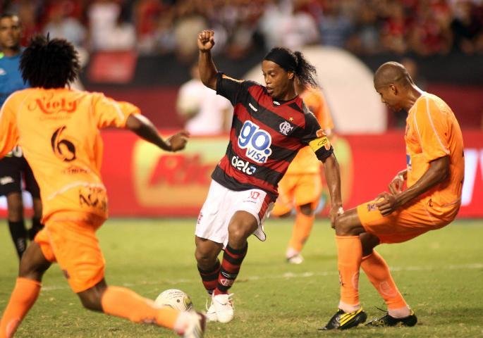 Ronaldinho tem estreia discreta e Flamengo vence