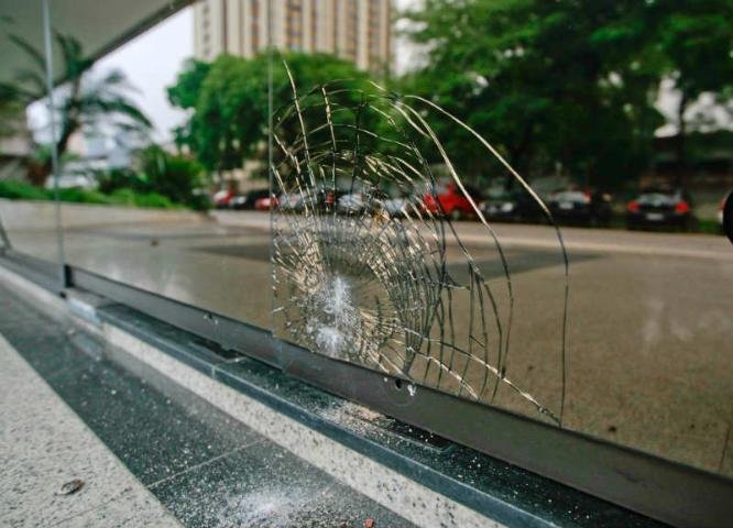 	Torcida invade CT e quebra carros de corintianos	