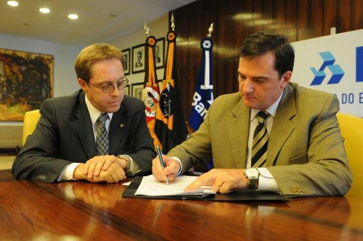 Banrisul e a Federa&ccedil;&atilde;o Ga&uacute;cha de Futebol assinaram contrato de patroc&iacute;nio com os clubes participantes do Campeonato Ga&uacute;cho de Futebol 2011
