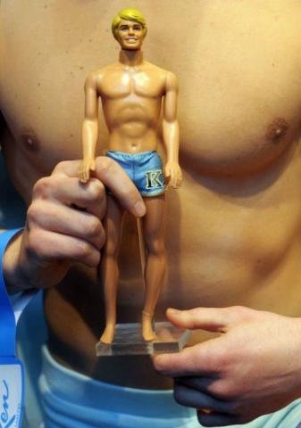 Ao fazer 50 anos, Ken ter&aacute; contas no Twitter e Facebook para reconquistar Barbie