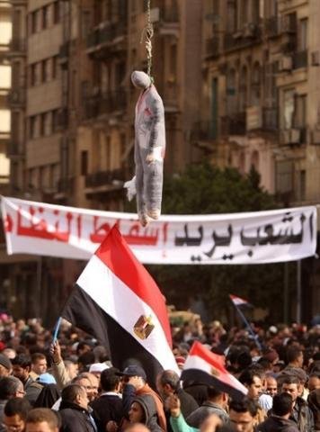 Eg&iacute;pcios se re&uacute;nem na Pra&ccedil;a Tahrir para Dia da Partida de Mubarak