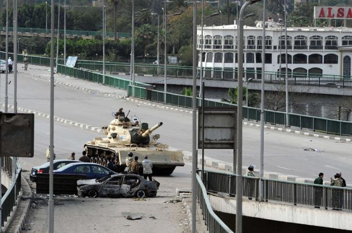 Egito vive mais um dia de intensos protestos contra o governo do presidente Hosni Mubarak