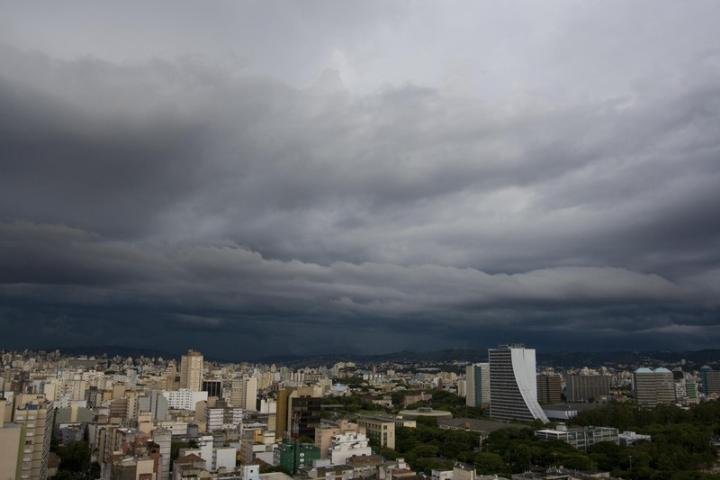 Estado deve ter mais temporais no fim de semana. C&eacute;u ficou negro na Capital nesta sexta