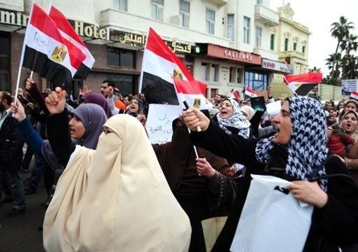 Manifestantes est&atilde;o reunidos no centro do Cairo para exigir a sa&iacute;da do presidente Hosni Mubarak
