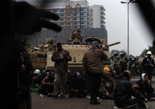 Manifestantes sentam ao redor de tanque no Cairo