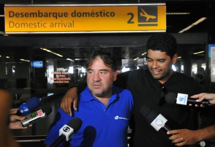 Jornalistas detidos no Egito desembarcam em Bras&iacute;lia