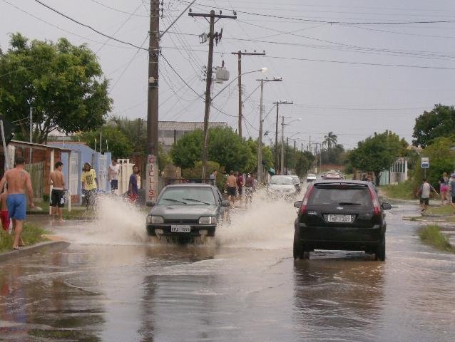 Carros tiveram dificuldades para trafegar em Alvorada
