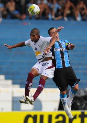 Rochemback foi poupado no intervalo do jogo