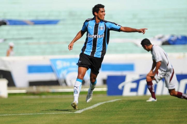 Gr&ecirc;mio tem 14 pontos ap&oacute;s vit&oacute;ria