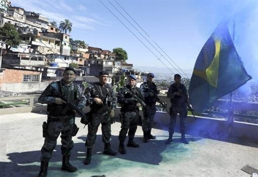 Policiais hasteiam bandeira do Brasil no complexo S&atilde;o Carlos