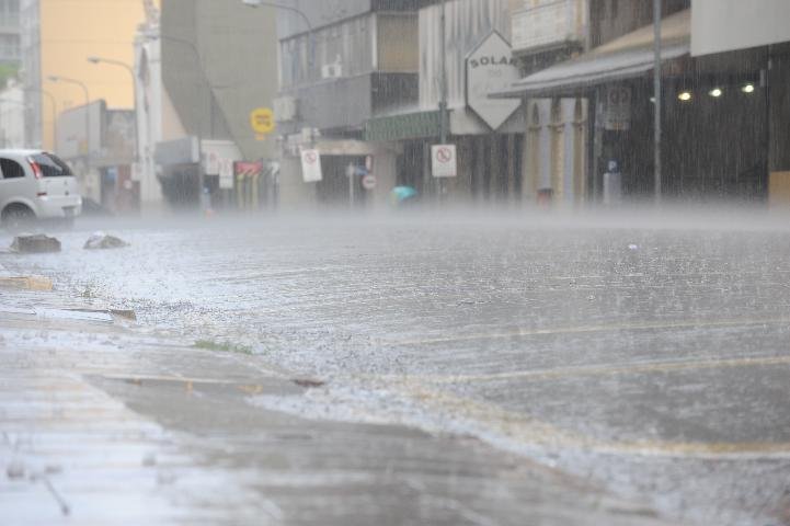 Ap&oacute;s forte chuva, energia &eacute; restabelecida na Capital