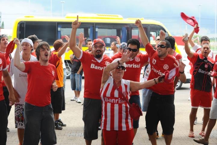 Com festa da torcida do Inter, Bolatti chega a Porto Alegre