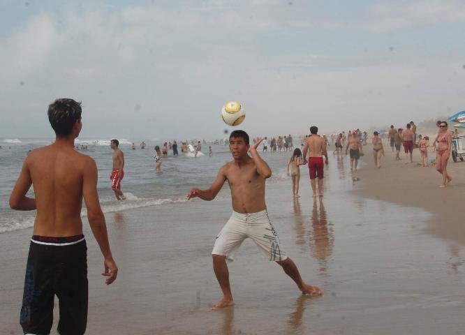 Os amigos Everton e Douglas bateram uma bola na areia