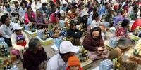 Cambojanos se reúnem perto do templo Preah Vhear para receber alimentos do governo