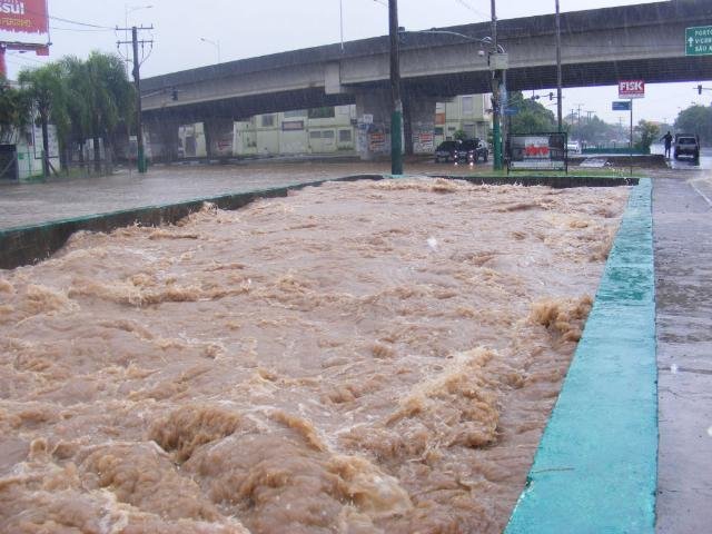O arroio que transbordou na divisa com Sapucaia do Sul j&aacute; come&ccedil;ou a baixar e a previs&atilde;o era de que a BR 116 fosse liberada no fim da tarde
