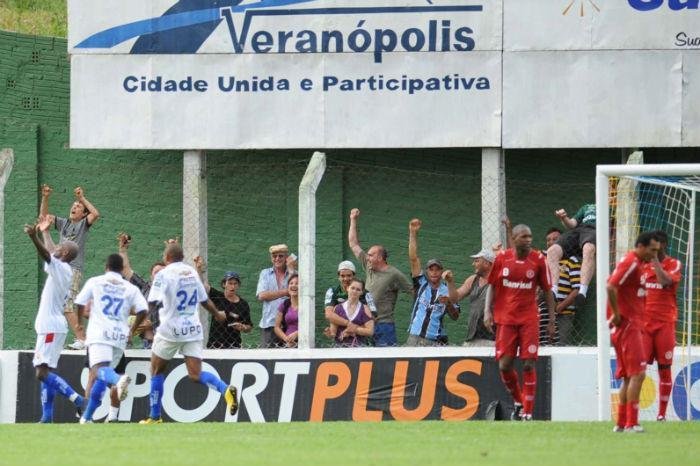 Aos 49, Al&ecirc; apareceu na pequena &aacute;rea para tocar, fazendo a bola entrar mansamente no gol de Lauro