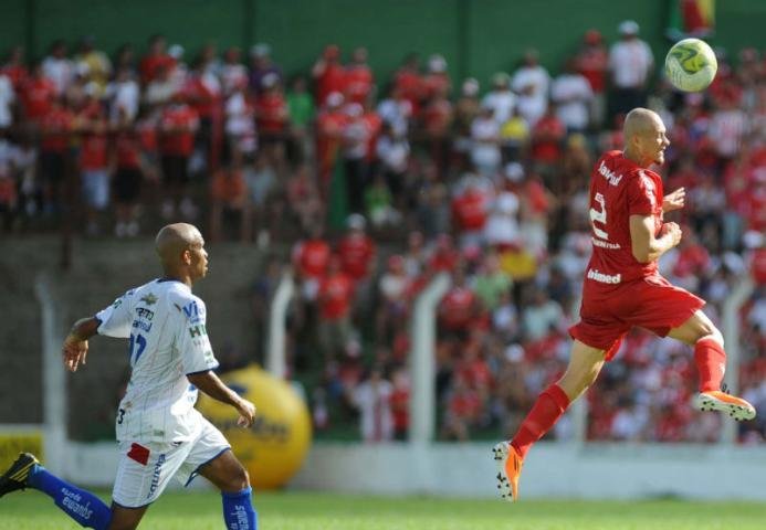 Jogadores do Inter culpam gramado pela derrota para o Veran&oacute;polis