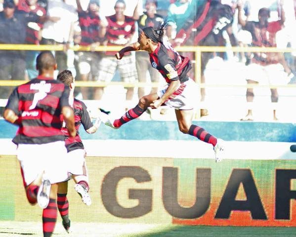Com gol de Ronaldinho, Flamengo vence e vai &agrave; semifinal no Carioca