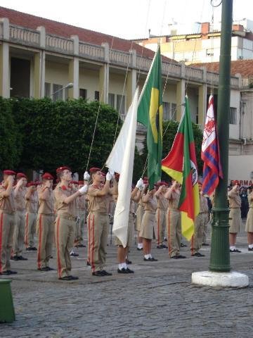 Houve tamb&eacute;m desfile, hasteamento da bandeira e apresenta&ccedil;&atilde;o da banda do col&eacute;gio