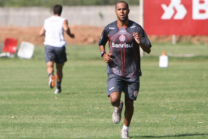 Dirigentes do Vasco v&ecirc;m a Porto Alegre negociar com Alecsandro