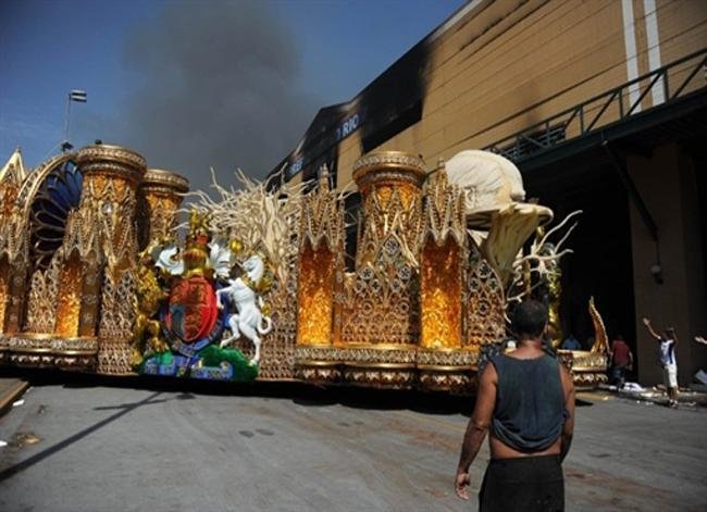 Bombeiros controlam inc&ecirc;ndio na Cidade do Samba