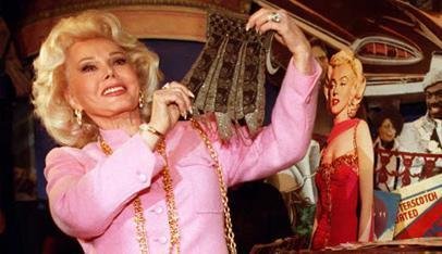 Zsa Zsa Gabor recebe alta ap&oacute;s ter perna amputada e comemora 94 anos