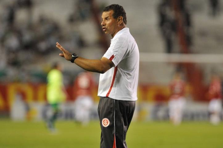 Campanha no Twitter pede a sa&iacute;da de Roth do Inter
