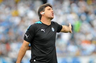 Renato volta a reclamar de jogos no interior