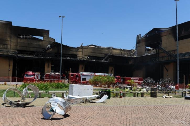 Pavilh&otilde;es da Portela e da Uni&atilde;o da Ilha do Governador tamb&eacute;m ficaram destru&iacute;dos