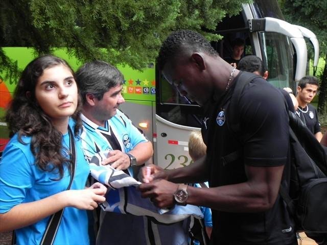 Gr&ecirc;mio chega a Iju&iacute; ap&oacute;s atraso de voo por conta da chuva