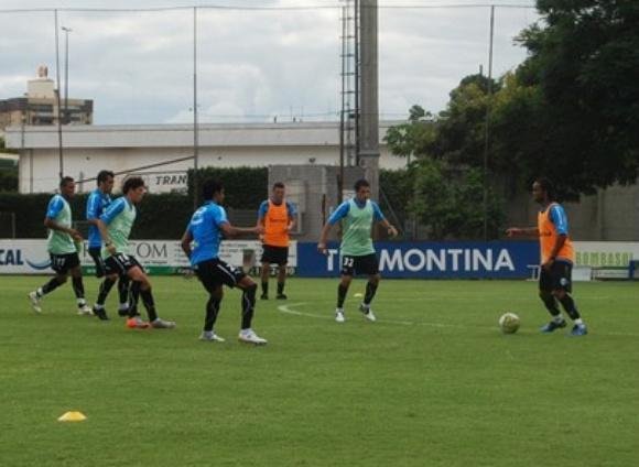 Escudero e Carlos Alberto treinam com bola junto a titulares do Gr&ecirc;mio 