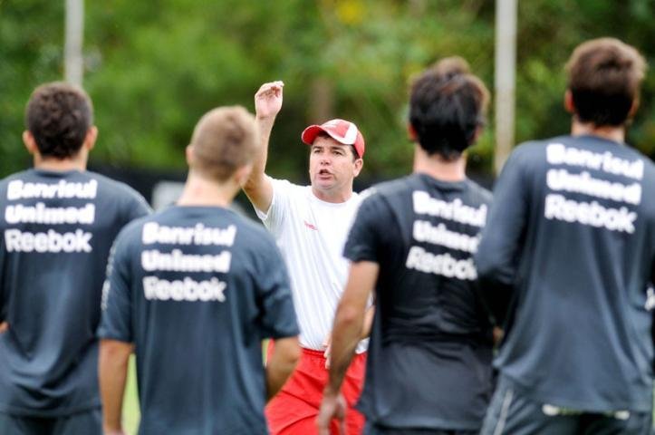 Roth vai testar time da Libertadores contra o Pelotas