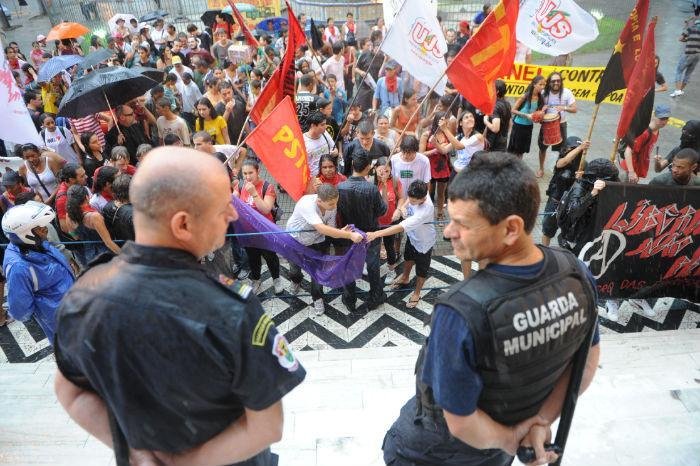 Sindicalistas e estudantes protestam contra aumento da passagem na Capital