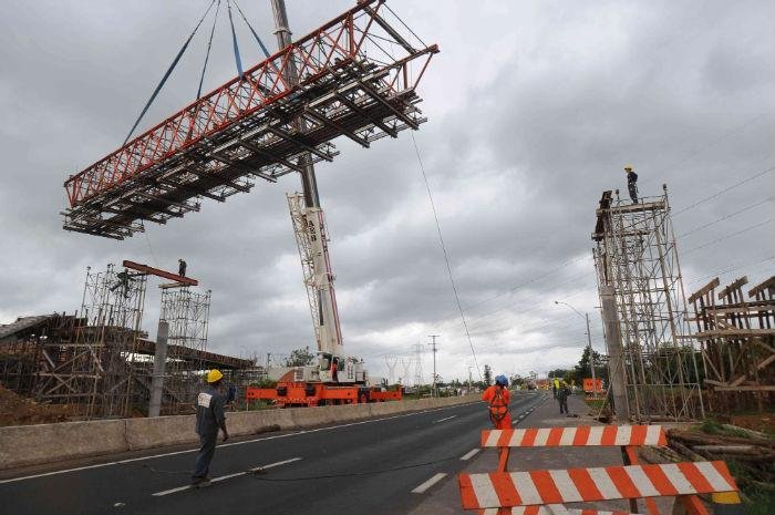 BR 386 fica interrompida para obra de passarela 