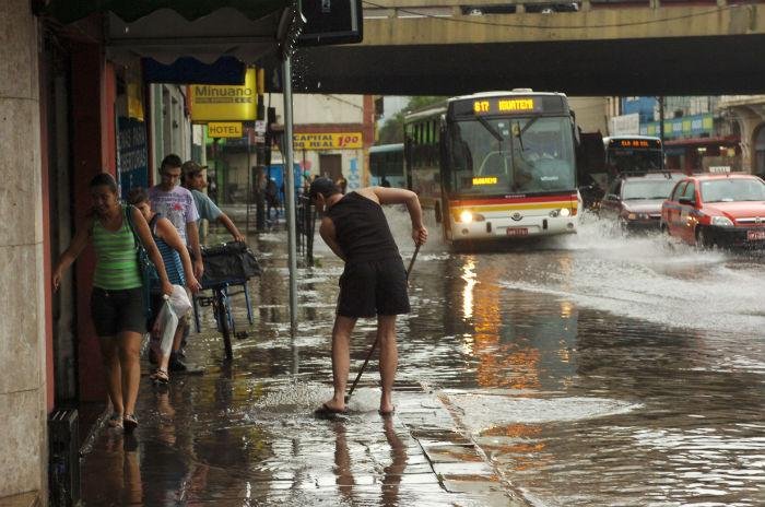 Avenidas de Porto Alegre tamb&eacute;m apresentaram pontos de alagamento