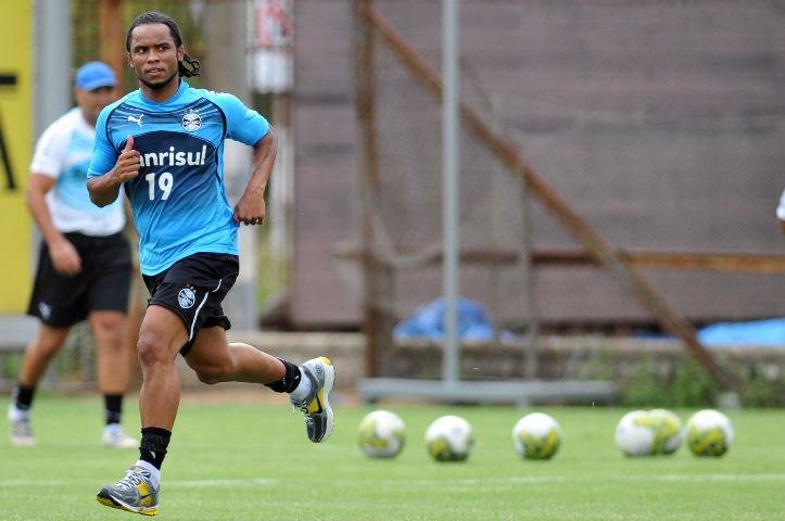 Carlos Alberto &eacute; destaque em treino do Gr&ecirc;mio
