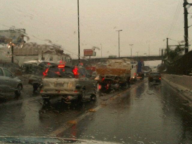 Chuva provoca congestionamento na BR 116, em Canoas 