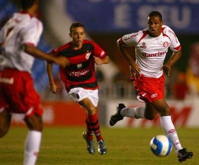 Jornal portugu&ecirc;s diz que Mano Menezes pode convocar ex-zagueiro do Inter