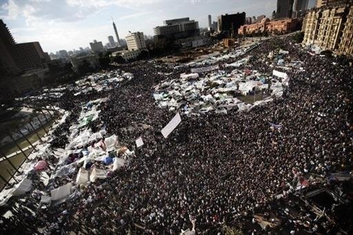 Manifestantes seguem reunidos na pra&ccedil;a Tahrir nesta quinta-feira