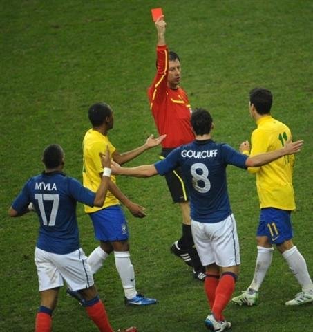 Hernanes diz que n&atilde;o dormiu ap&oacute;s expuls&atilde;o contra a Fran&ccedil;a