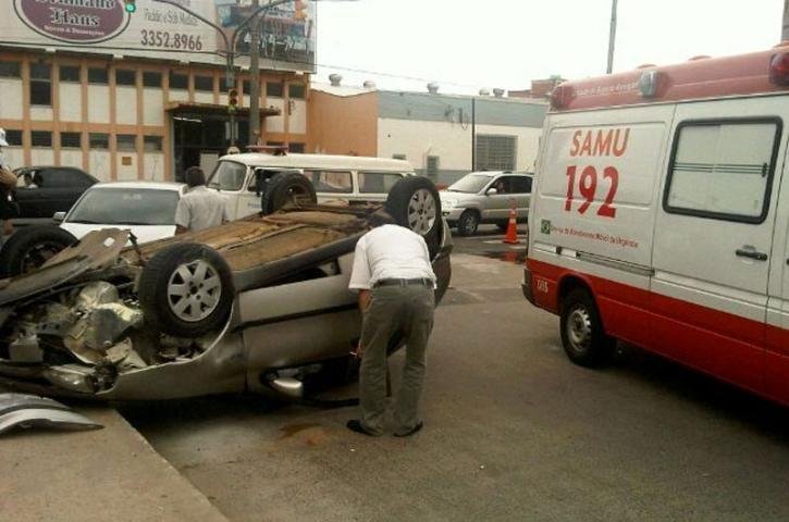 Carro capota na avenida Ipiranga, em Porto Alegre