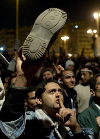Eg&iacute;pcios ergueram sapatos (o maior dos insultos para os isl&acirc;micos) exigindo a sa&iacute;da imediata do presidente