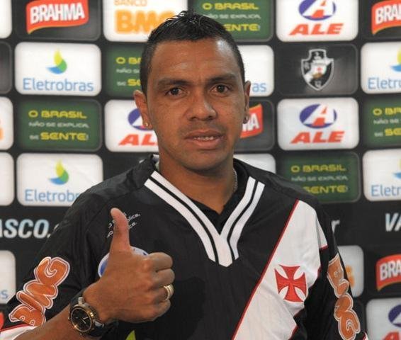 Leandro veste a camisa do Vasco em apresenta&ccedil;&atilde;o oficial