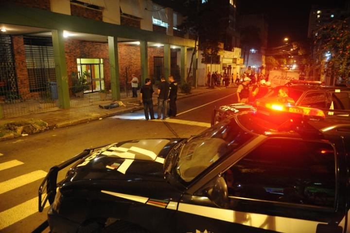 Homem morre baleado em frente ao Shopping Total