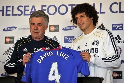 Ap&oacute;s estrear, David Luiz &eacute; apresentado no Chelsea