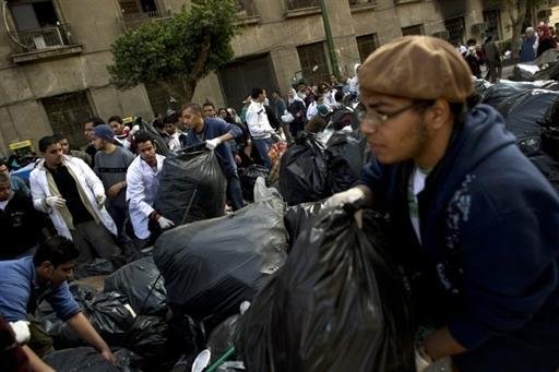 Eg&iacute;pcios tiram o lixo acumulado nos 18 dias de protestos na Pra&ccedil;a Tahrir, no Cairo